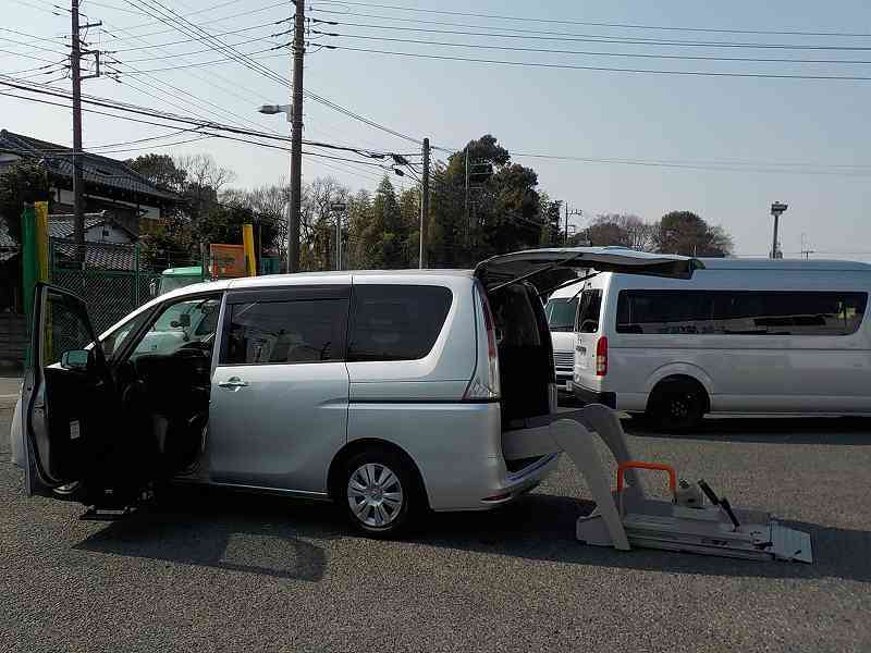 福祉車両　格安レンタカー　日産セレナ　助手席リフト・リアリフト　1372　 (5).jpg