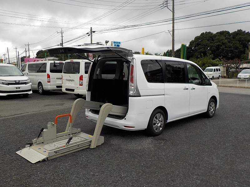 福祉車両　格安レンタカー　日産セレナ　車椅子リフト　1300 白 (5).jpg