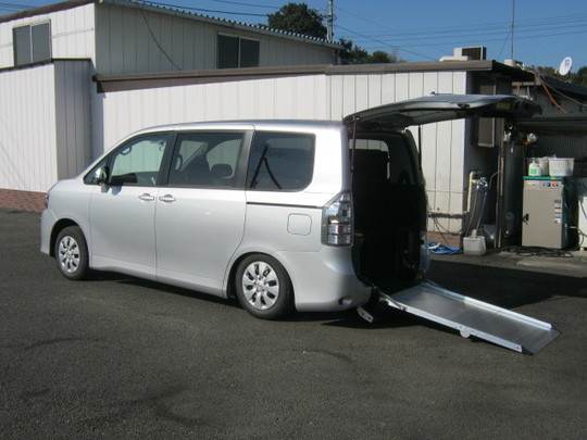 福祉車両（車椅子スロープ車）レンタカー『トヨタ・ＶＯＸＹ・ウェル